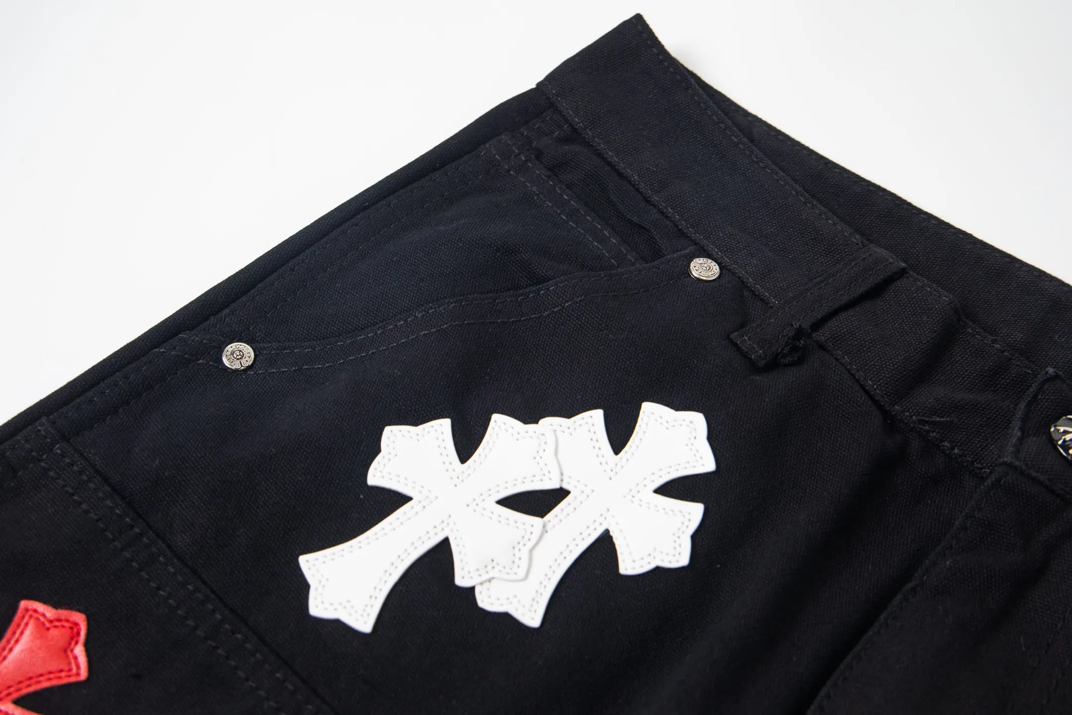 P260 Chrome Hearts Black Timber Pants Red Leather and White Leather Elements Washed Jeans True to restore the ultimate vintage texture Three-dimensional version Loose and comfortable, not picky about body shape Makes you look taller and slimmer Factory Seiko Original factory quality control Same style for men and women Can be matched with couples Versatile recommendation Necessary jeans for all seasons Hipsters have been disappointed From the quality selection of fabrics, the tailoring of details, and the matching of patterns are impeccable! The upper body is so handsome when worn...it can be easily worn by men, women and children! The craftsmanship is made of heavy-duty washed pure cotton denim fabric. After washing, it is soft and thick. It is very stylish when worn on the body. Style number: 1773# Color: black Size: 28 30 32 34 36